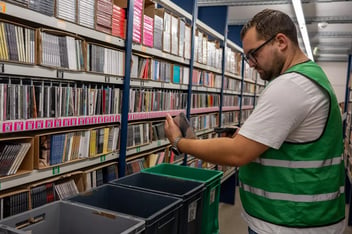 Bertus haalde de planken uit het magazijn
