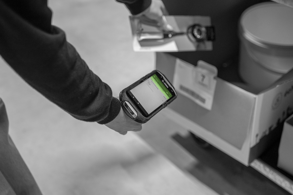 Een magazijnlocatielabel wordt gescand met een handterminal.
