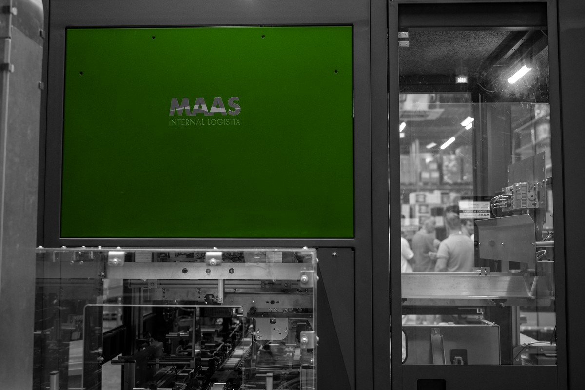 Een verpakkingsmachine van Maas in het magazijn.