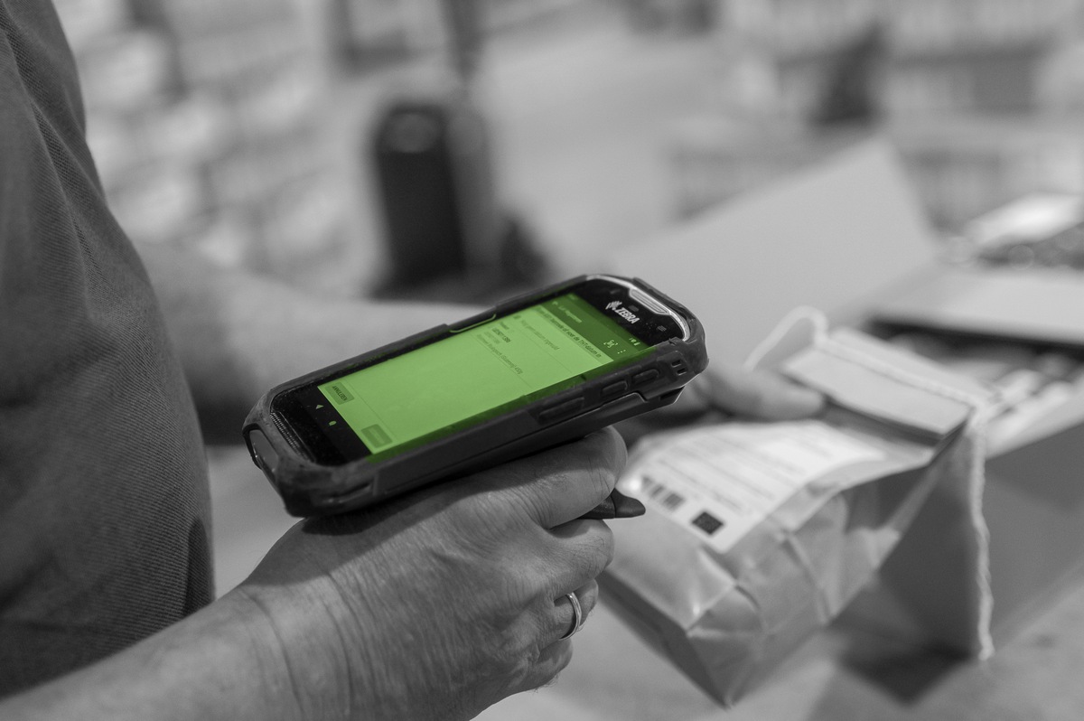 Een orderlabel wordt gescand met een handterminal.