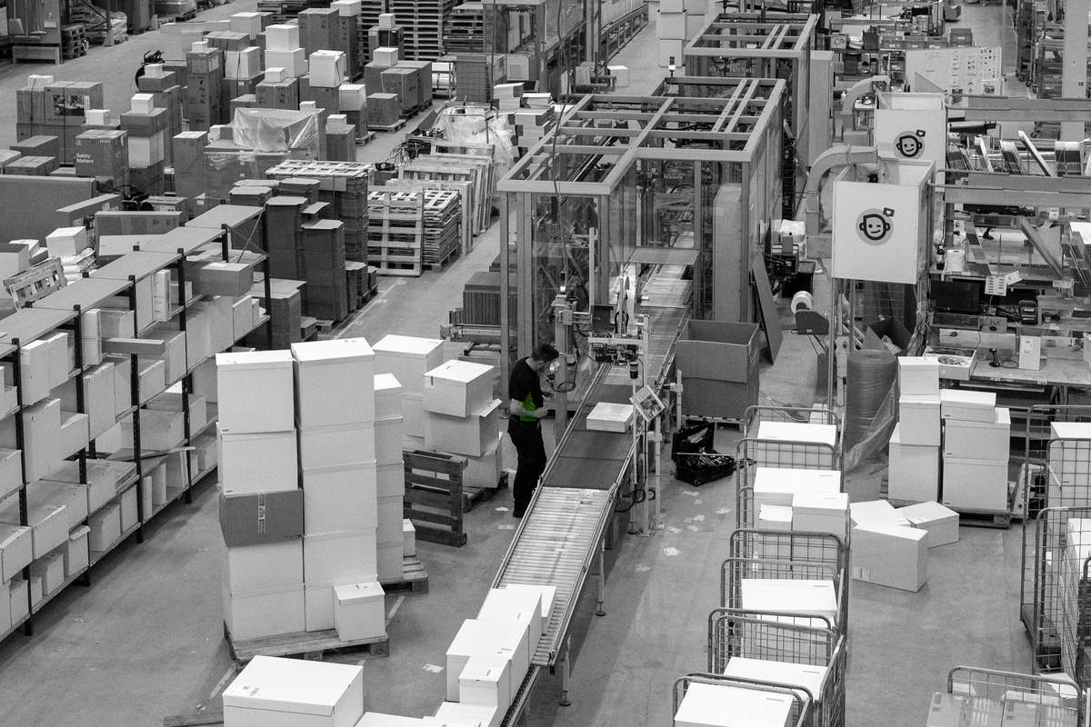 Overzicht van de productievloer en het expeditiegebied, gezien van bovenaf.
