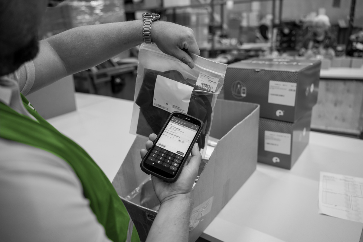 Een productlabel wordt boven een doos gescand.