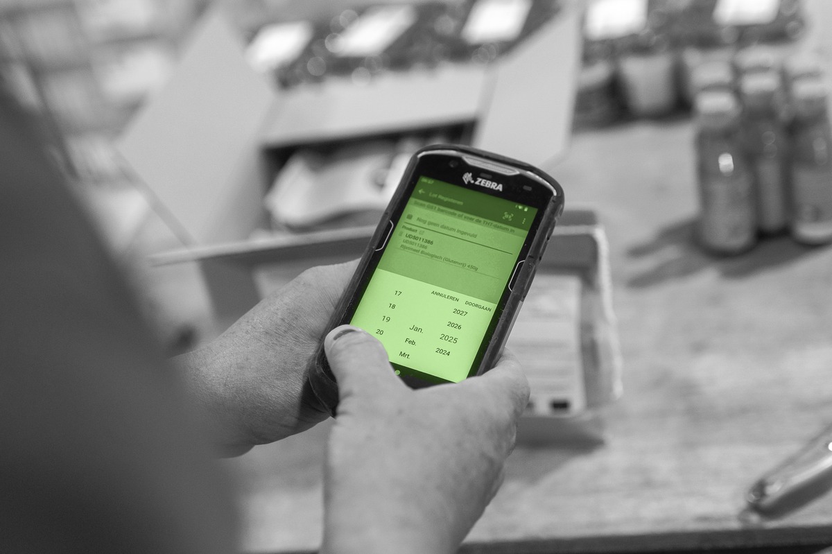 Een WMS-scherm op een handterminal in het magazijn.